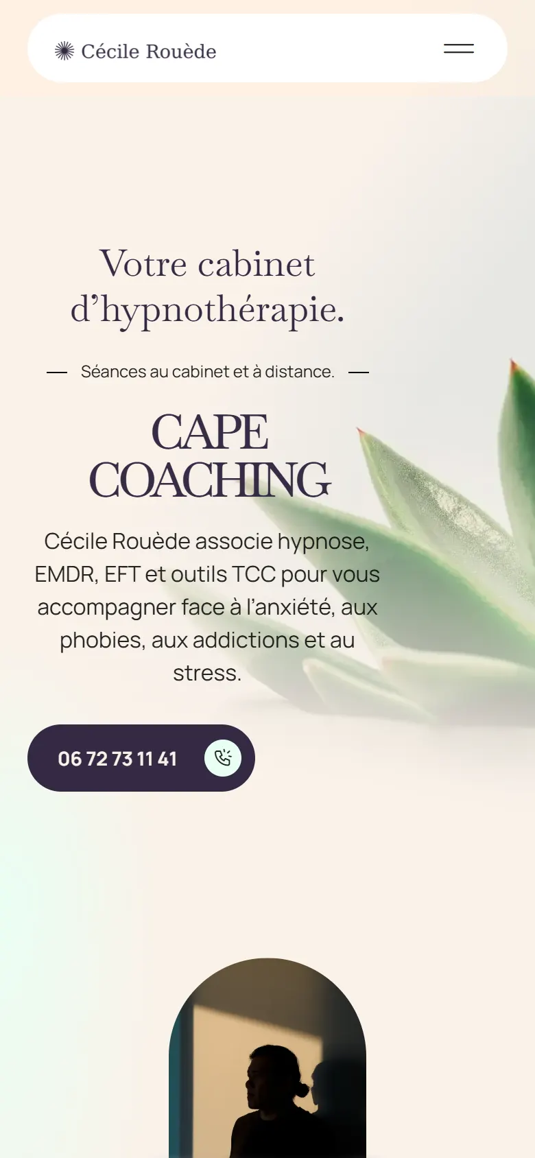 Le site de CAPE Coaching — Cécile Rouède affiché sur un téléphone